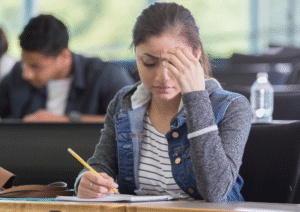 opositora en el examen con cara de tristeza y dificultad